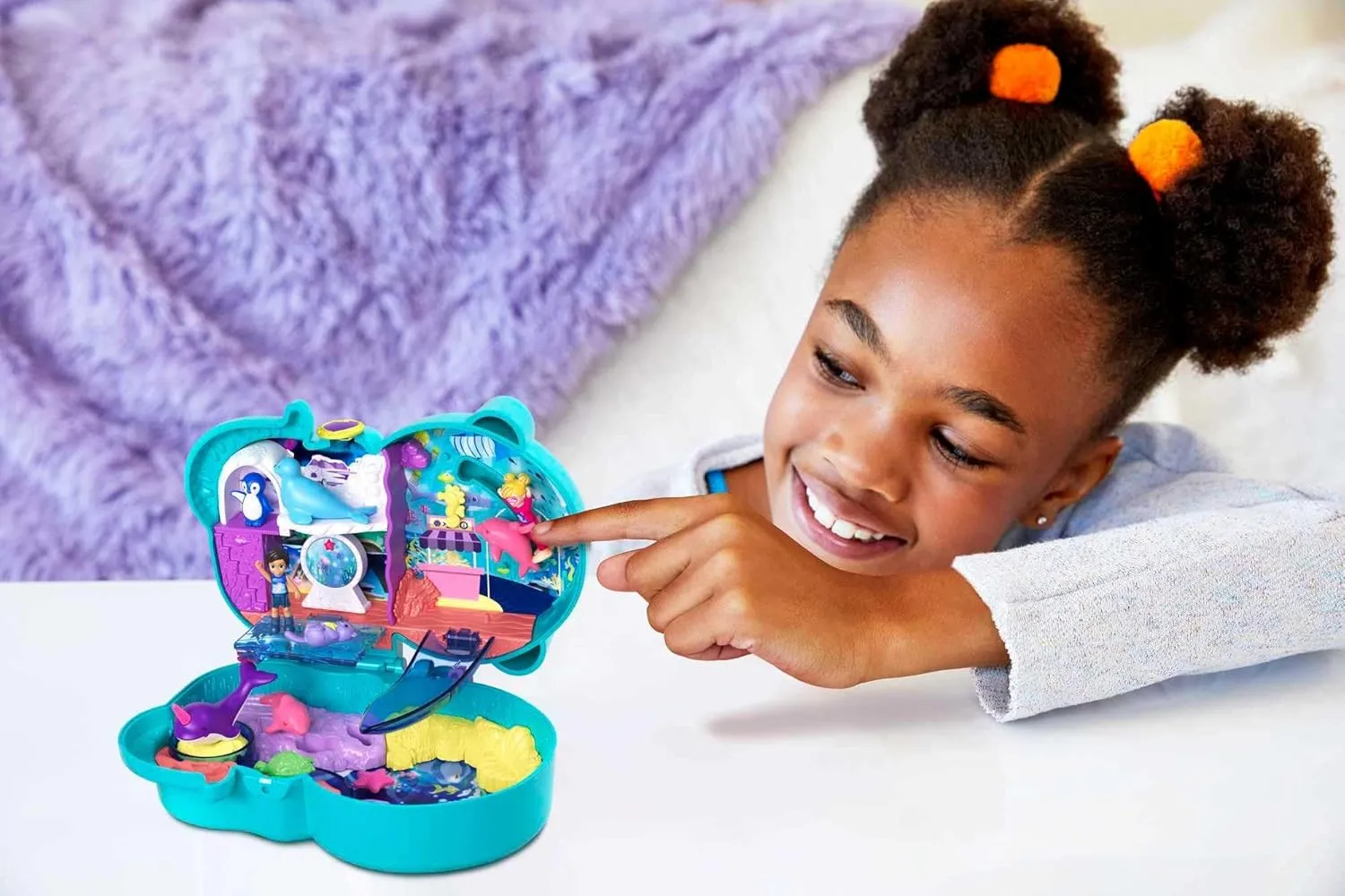Polly Pocket Compact Playset, Otter Aquarium with 2 Micro Dolls & Accessories, Travel Toys with Surprise Reveals (Amazon Exclusive)